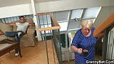 Junger Typ fickt vollbusige blonde Oma von hinten snapshot 3