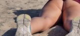 Fille sexy sans culotte sur une plage publique snapshot 3