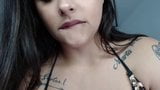 Alisia saca sus grandes tetas latinas y lame ambos pezones snapshot 5