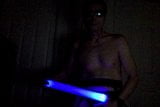Sexy männlicher Stripper der Logan-Läuferin tanzt mit Glowlight-Stick snapshot 1