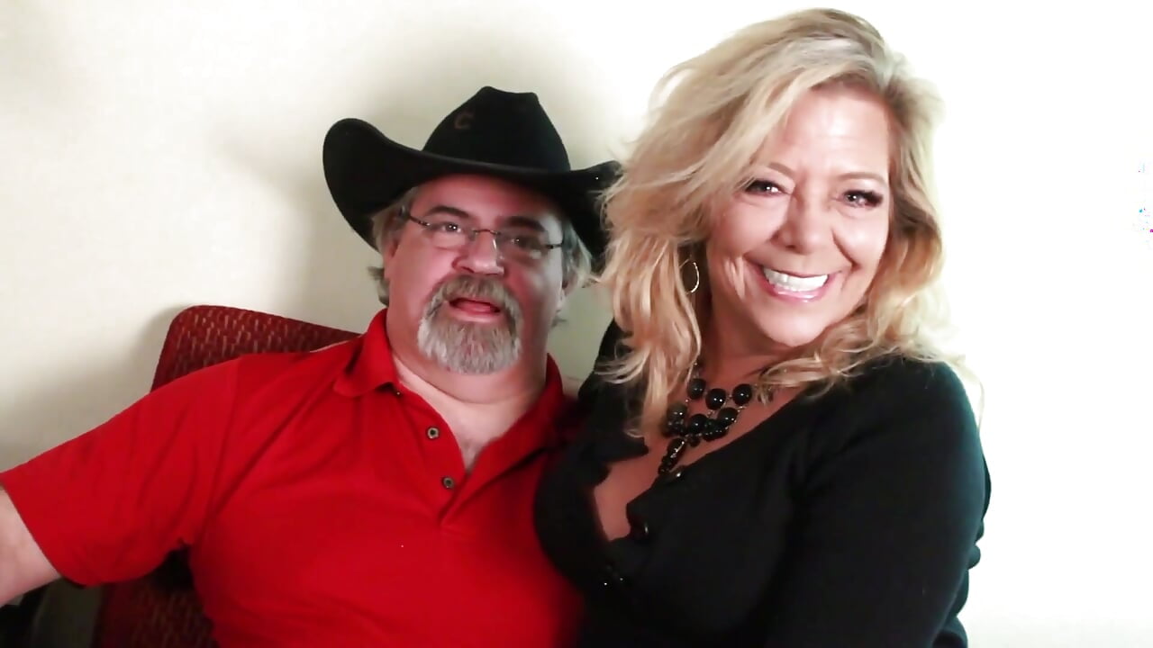 Mature couple wants to swing