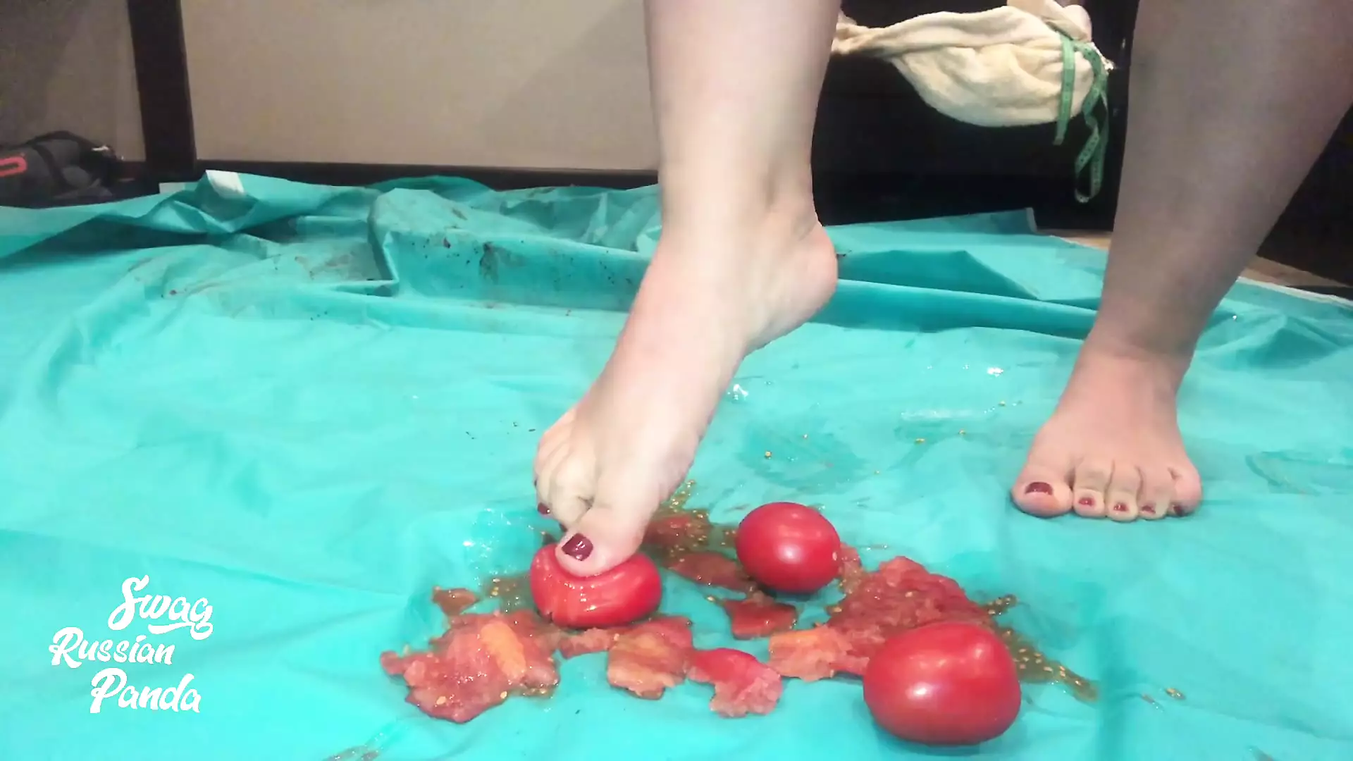 Chân trần nghiền thức ăn, đập nát cà chua và bánh giòn với lòng bàn ...