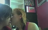 Amatir lesbian ciuman di webcam snapshot 8