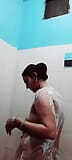 Pareja en escena de baño: ambos están sufriendo de fiebre snapshot 2