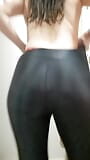 mostrando minha bunda grande enquanto troca de leggings de academia snapshot 3