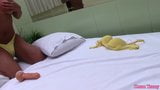 Shemale rooskleurige Pinheiro trekt zich af met een dildo in haar kont snapshot 2