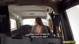 Fake taxi - brunette babe vindt een rubberen vagina en biedt haar echte poesje gratis aan snapshot 3