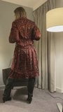 Belle robe en satin, masturbation snapshot 1