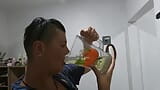 Einen liter pisse-limonade trinken wir unsere pisse aus einer kanne snapshot 8