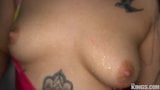 Vollbusiges Tattoo-Schätzchen lutscht großen Schwanz für Sperma snapshot 4