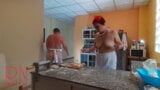 Ama de llaves nudista Regina Noir cocinando en la cocina. Criada desnuda hace albóndigas. Cocineros desnudos. snapshot 13