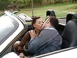 Sexo vintage en el auto y en la hierba con una milf sexy snapshot 3