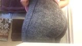 Mädchen in grauer Leggings, zeigt ihren großen Kuchen snapshot 9