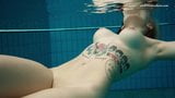 水中で泳ぐ巨乳ブルネット美女dashka snapshot 3