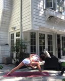 Kate beckinsale gör yoga utomhus snapshot 7