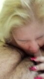 Blonde BBW lutscht einen Schwanz und gibt einen schönen Handjob. snapshot 5