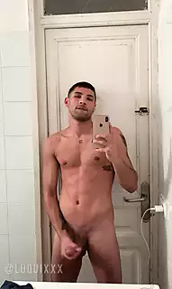 Una paja rápida antes de la ducha | xHamster