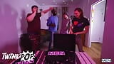 Troye Dean no puede resistir al DJ Kenzo Alvarez, así que hace una mudanza y lo chupa debajo de las cubiertas - twinkpop snapshot 3