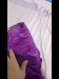 Porra com vestido roxo de cetim brilhante snapshot 3