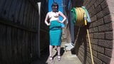 Коктейльное платье с подиумной стойкой во дворе snapshot 6