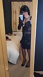 Crossdresser taquine dans une robe de lingerie noire snapshot 8
