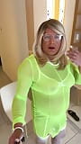 Travestito amatoriale kellycd2022 sexy miLF in vacanza in abito a rete verde e calze bianche snapshot 1