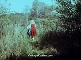 Tiga gadis berenang telanjang di danau (1960-an vintage) snapshot 2