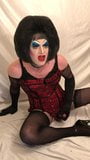 Une drag queen excitée baise avec un gode snapshot 6