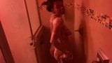 Seorang wanita kulit hitam muda di kamar mandi snapshot 20
