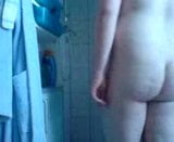 Un vrai garçon amateur prend une douche et se masturbe snapshot 1