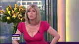 Kate garraway, sukienka o niskim kroju i dekolt snapshot 7