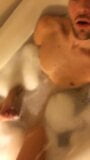 Un beau mec d'ottawa se masturbe dans une baignoire snapshot 3