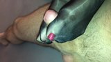 Seksowne błyszczące rajstopy dają gorącą footjob snapshot 2