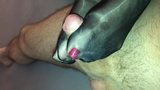 Sexy glänzende Strumpfhosen-Füße geben heißen Footjob snapshot 2