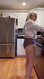 UNE VIEILLE GILF EN CULOTTE DE MAMIE NETTOIE LA CUISINE snapshot 8