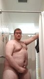 Un mec jouit dans la douche de la salle de sport snapshot 3