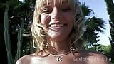 Une blonde se masturbe sur la plage snapshot 16