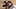 Schönes schwarzes mädchen macht fotoshooting zu einer leidenschaftlichen sex-session mit blowjobs