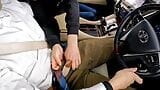 Un bărbat pervers este făcut să ejaculeze abundent cu o mână de lucru cu o tehnică excelentă în timp ce conduce. snapshot 2