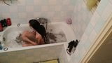 Un papa met une caméra dans la salle de bain d'une adolescente mince, partie 1, HD snapshot 3