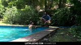 Latinleche - трахає м&#39;язистого латиноамериканця біля басейну snapshot 5