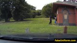 Amatoriale ampia britannica scopata da un poliziotto losco all'aperto snapshot 3