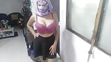 Real milf árabe caliente en traje de escuela se masturba y eyacula hasta el orgasmo en niqab mientras su marido está lejos snapshot 8