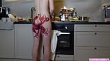 Suri rumah bogel Dengan Octopus Tatu Pada Punggung Memasak Makan Di Dapur Dan Mengabaikan Awak snapshot 8