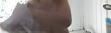 Stiefmutter nackt im badezimmer, trocknet ihren körper und ein schönes handtuch snapshot 3