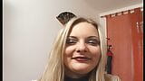 junge blondine mit spitzen titten zieht sich langsam vor der kamera aus snapshot 4