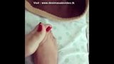 Indische Desi-Ehefrau neckt Devar mit Beinen, Cuckold-Ehemann snapshot 2