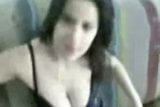 Arabische babe wordt naakt en masturbeert snapshot 2