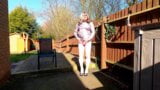 Amateur Transvestit Kelly CD genießt Schwanz ihres Sissy-Mädchens im Garten snapshot 4