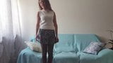 Sexy italienische Vloggerin versucht schwarze Strumpfhosen snapshot 4